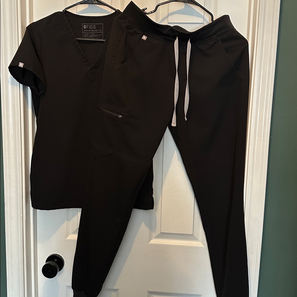 Figs Classic Black Scrub Set - Picture 5 of 6